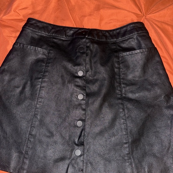 H&M Divided Black Faux Leather Skirt with Button Front & Pockets - Picture 6 of 6